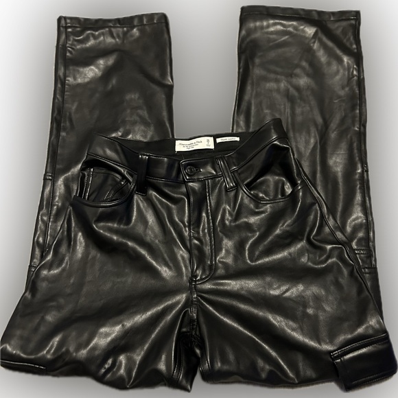 Abercrombie & Fitch Faux Leather 90s Relaxed Cargo Pants - Picture 5 of 9